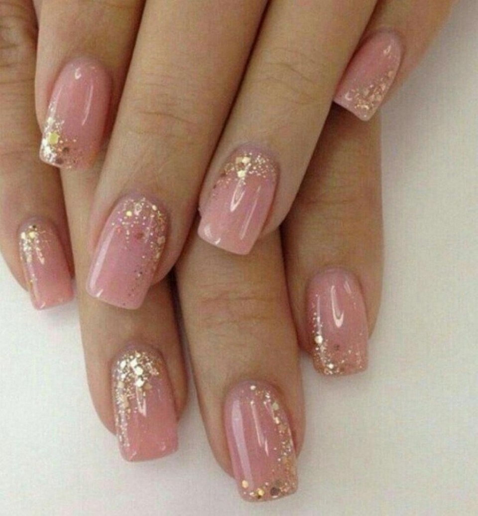 Нежный розовый маникюр с блестками