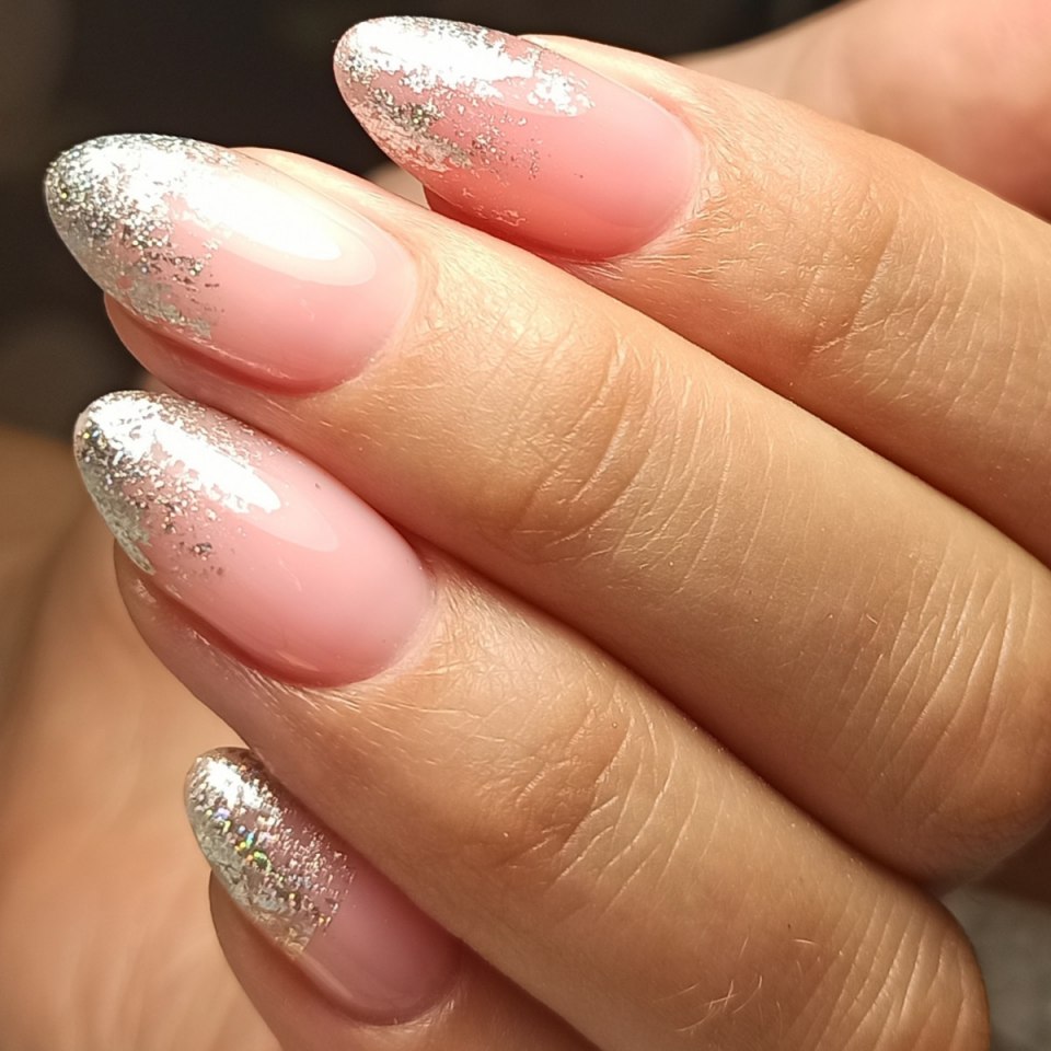 Розовые ногти с блестками и стразами