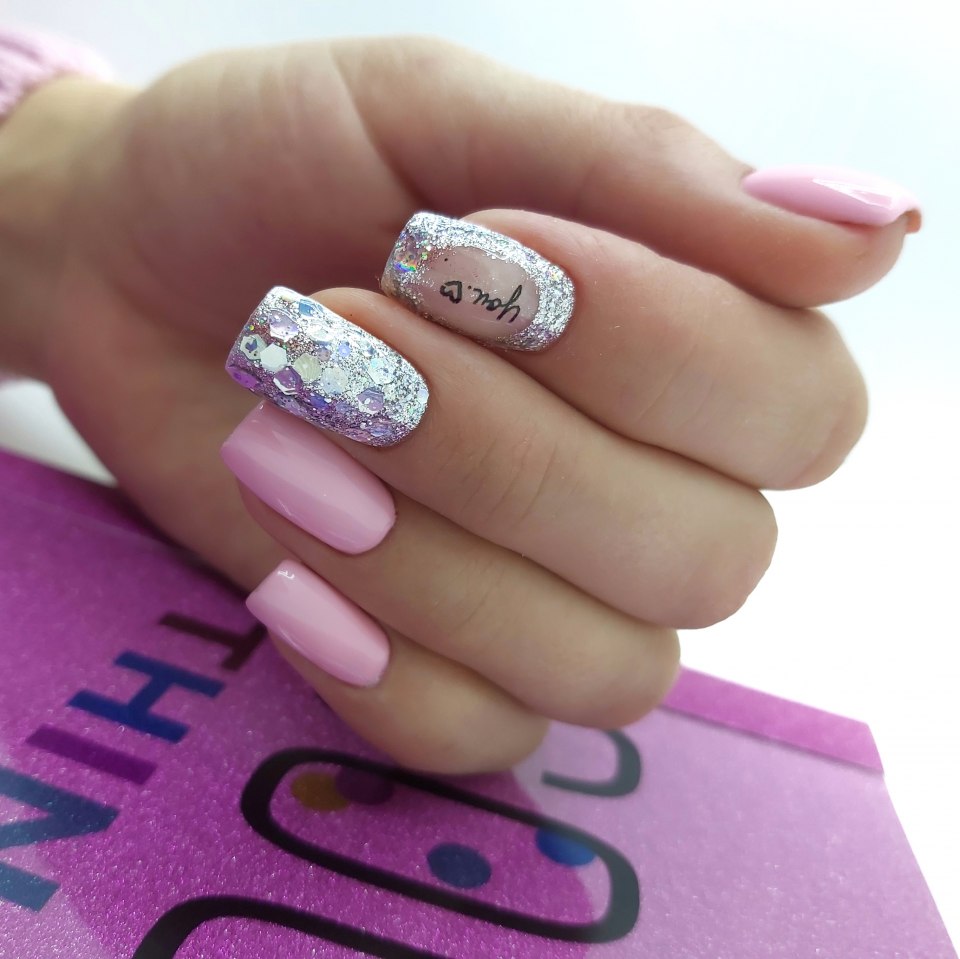 Нежно розовый маникюр с блестками