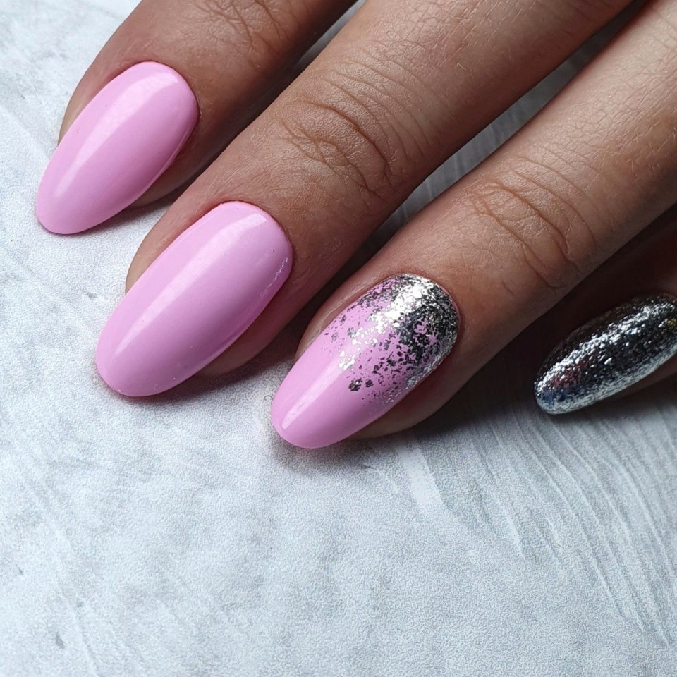 Маникюр розовый с блестками