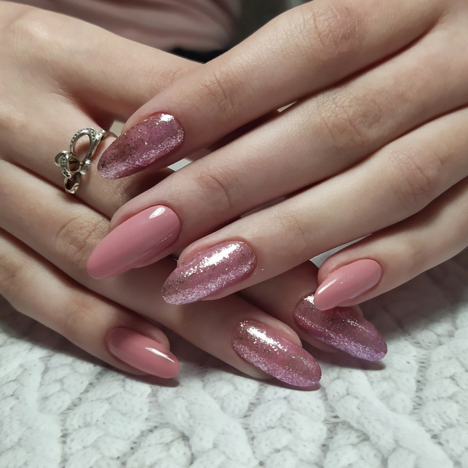 Розовый маникюр миндаль