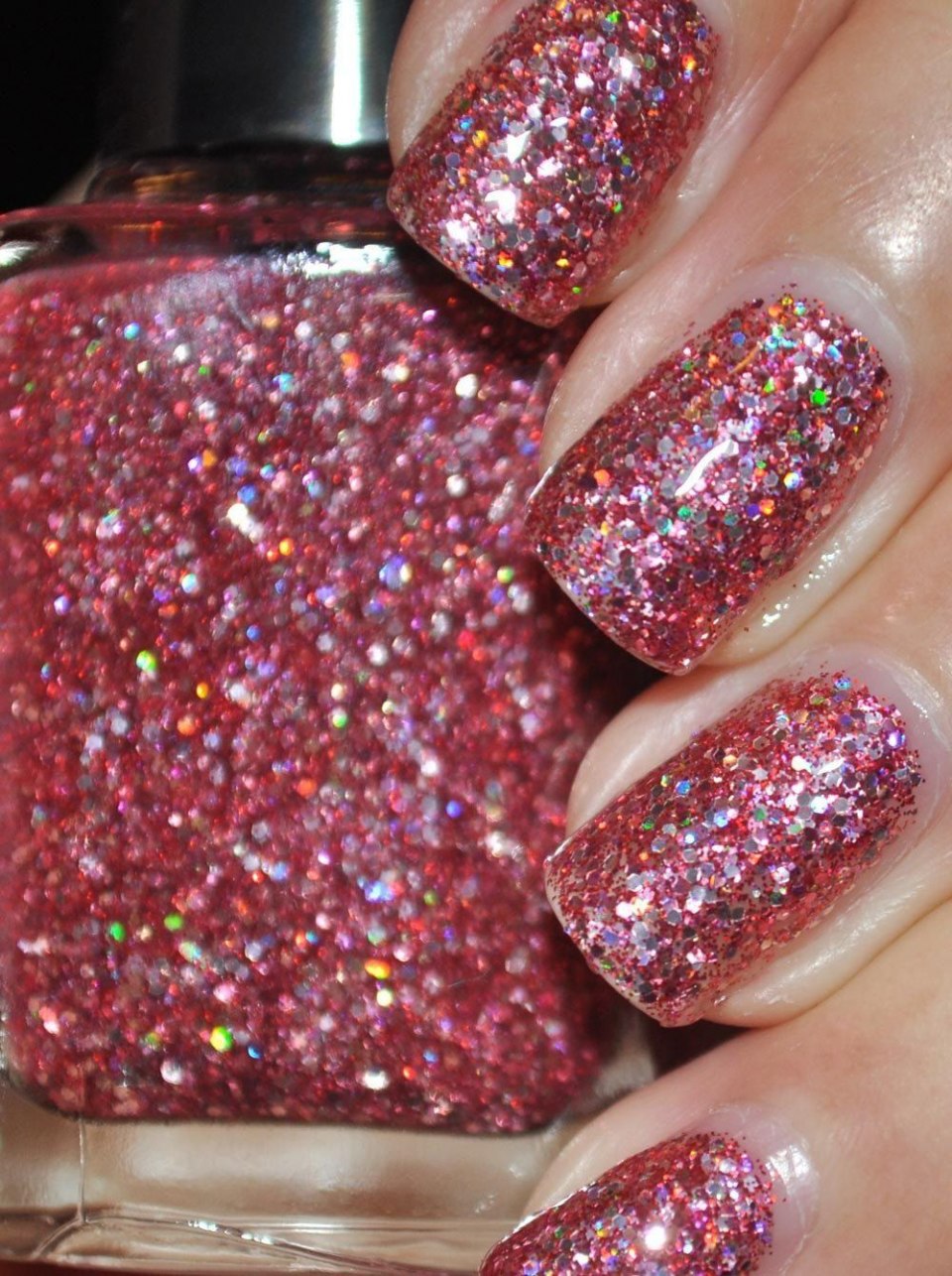 Ярко-розовый маникюр с блестками