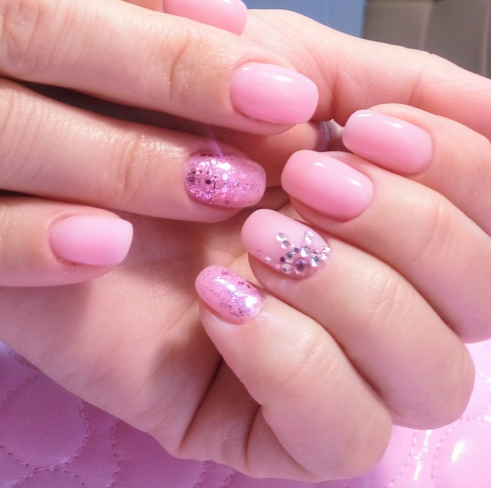 Розовый маникюр со стразами