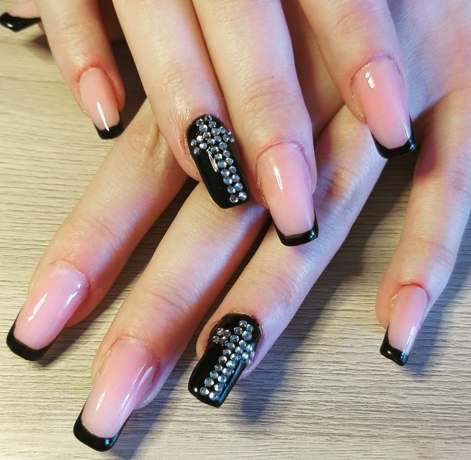 Треугольный френч на ногтях