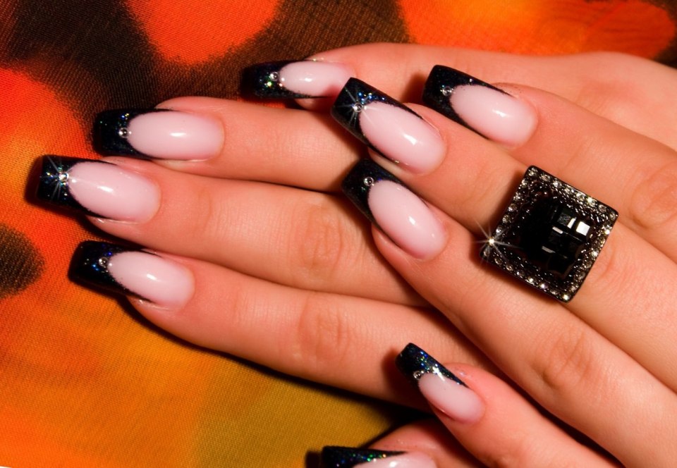 Тёмный френч на ногтях