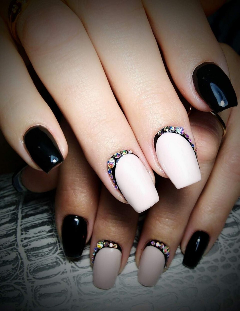 Черные ногти с белым френчем