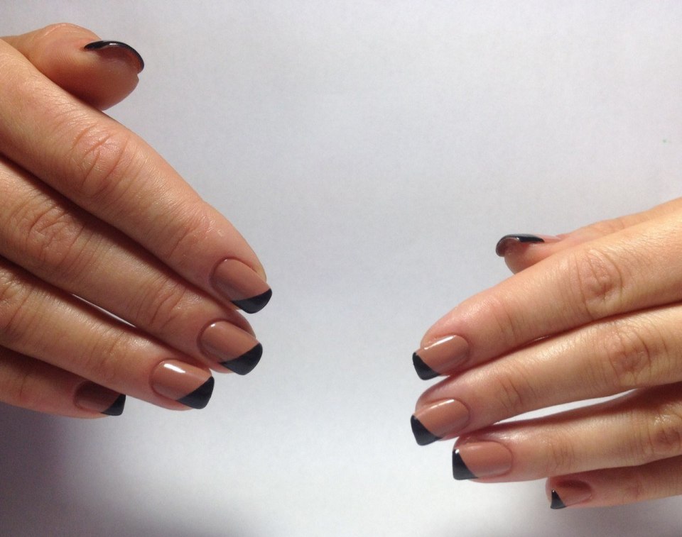 Чёрный френч на ногтях