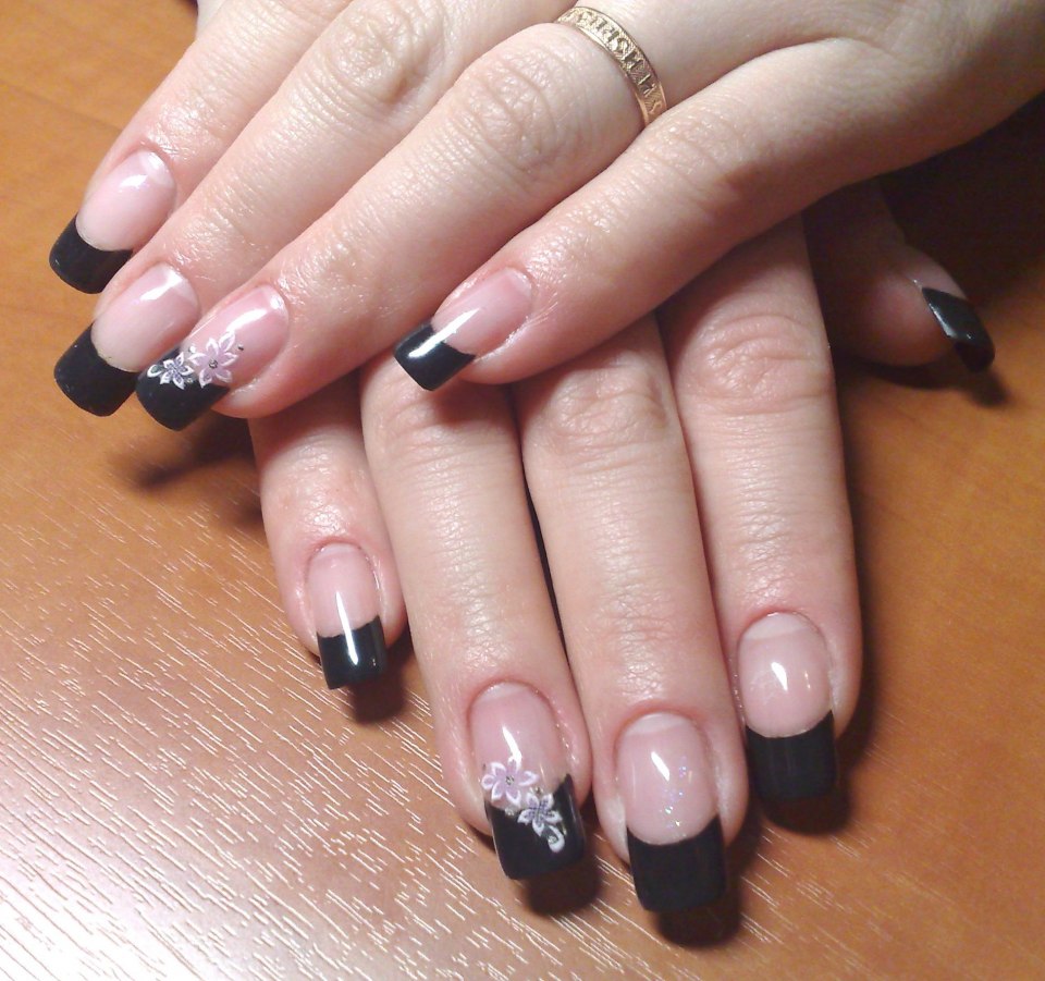 Маникюр френч черный с блестками