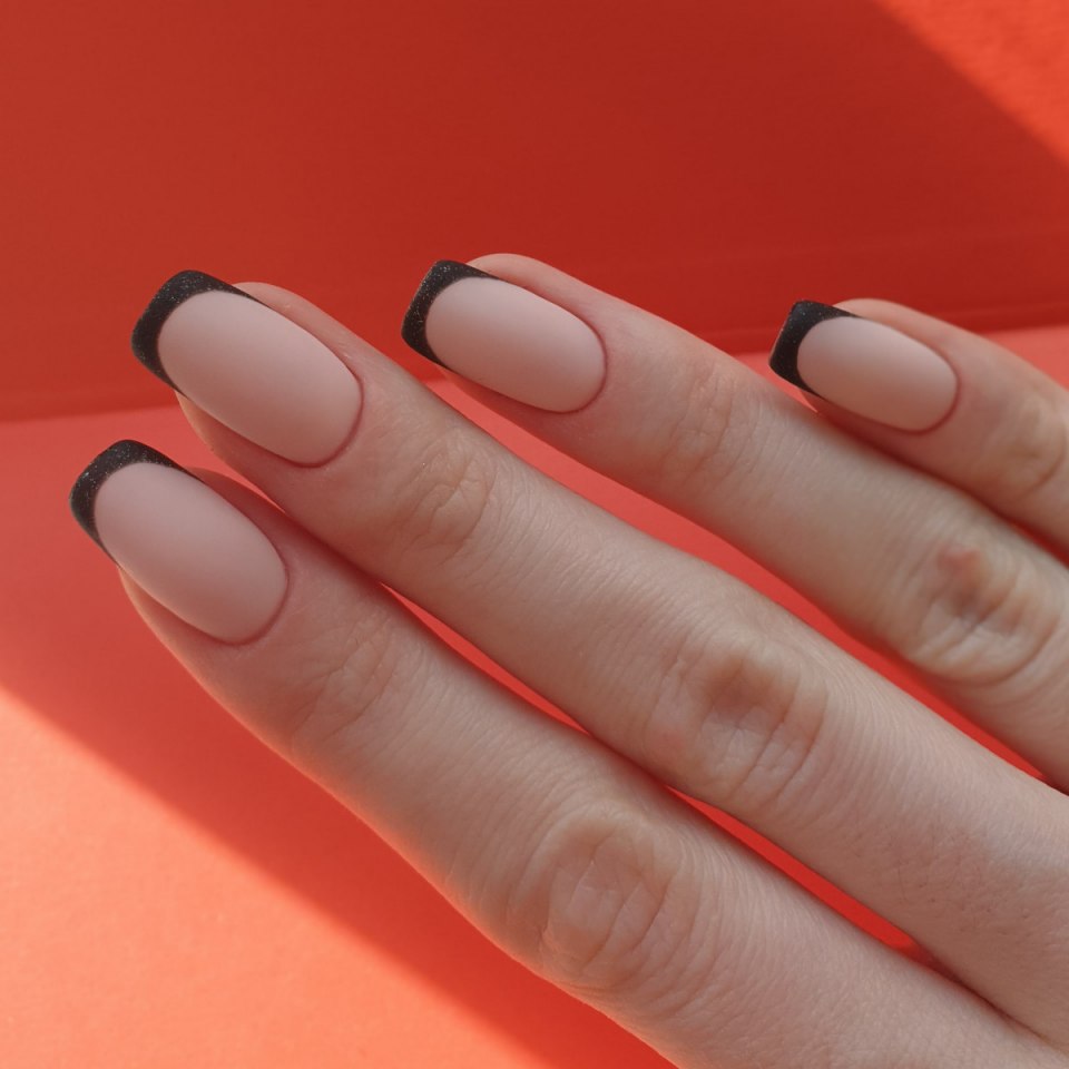 Французский маникюр черный с блестками