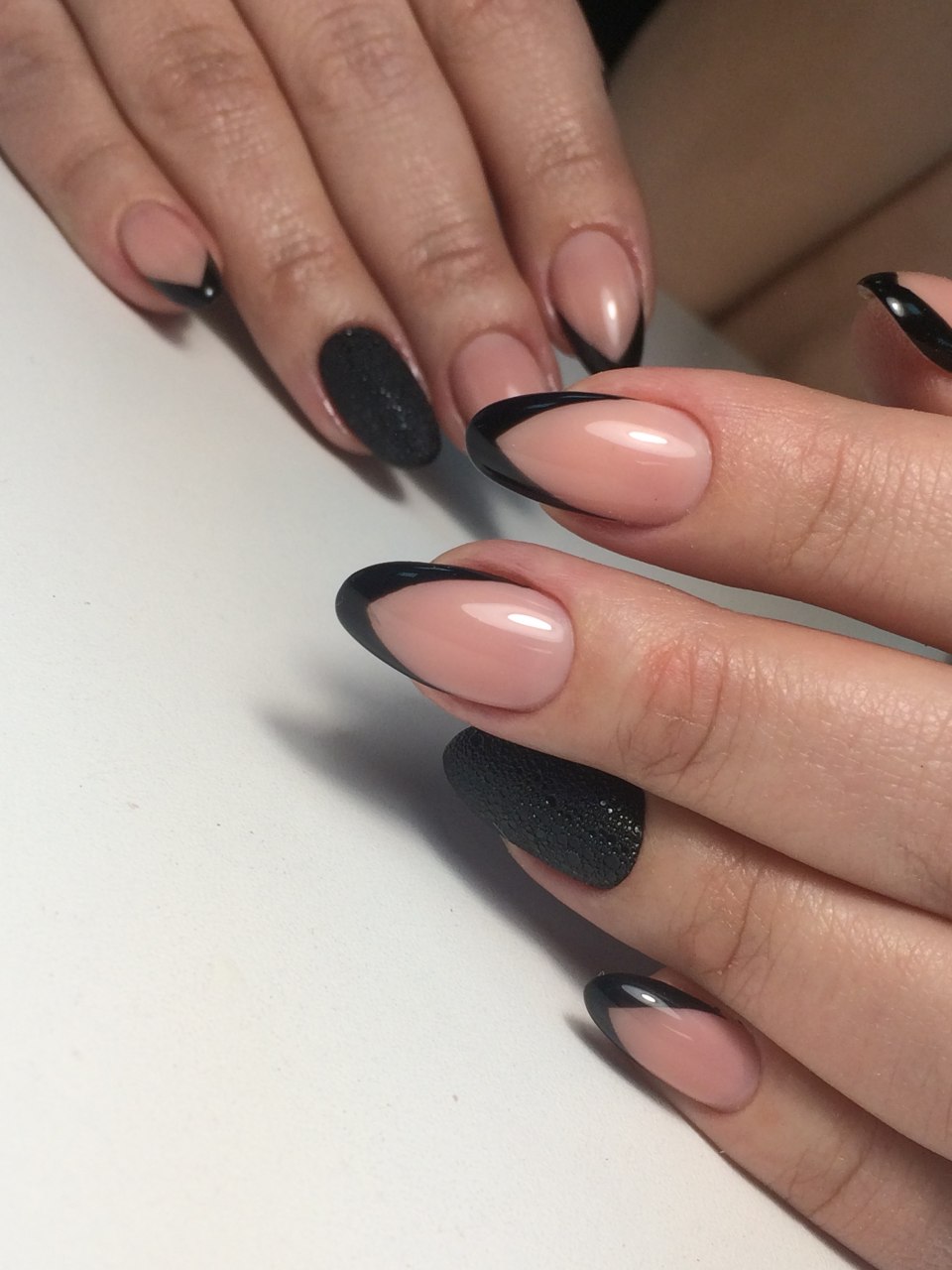 Ногти с черными кончиками