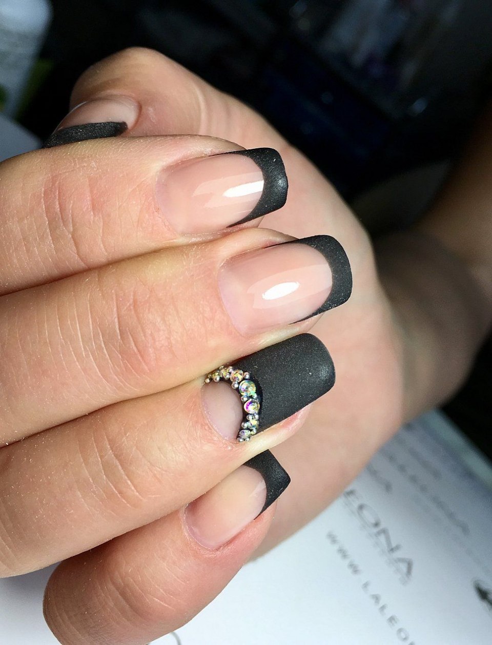 Чёрный френч на квадратных ногтях коротких