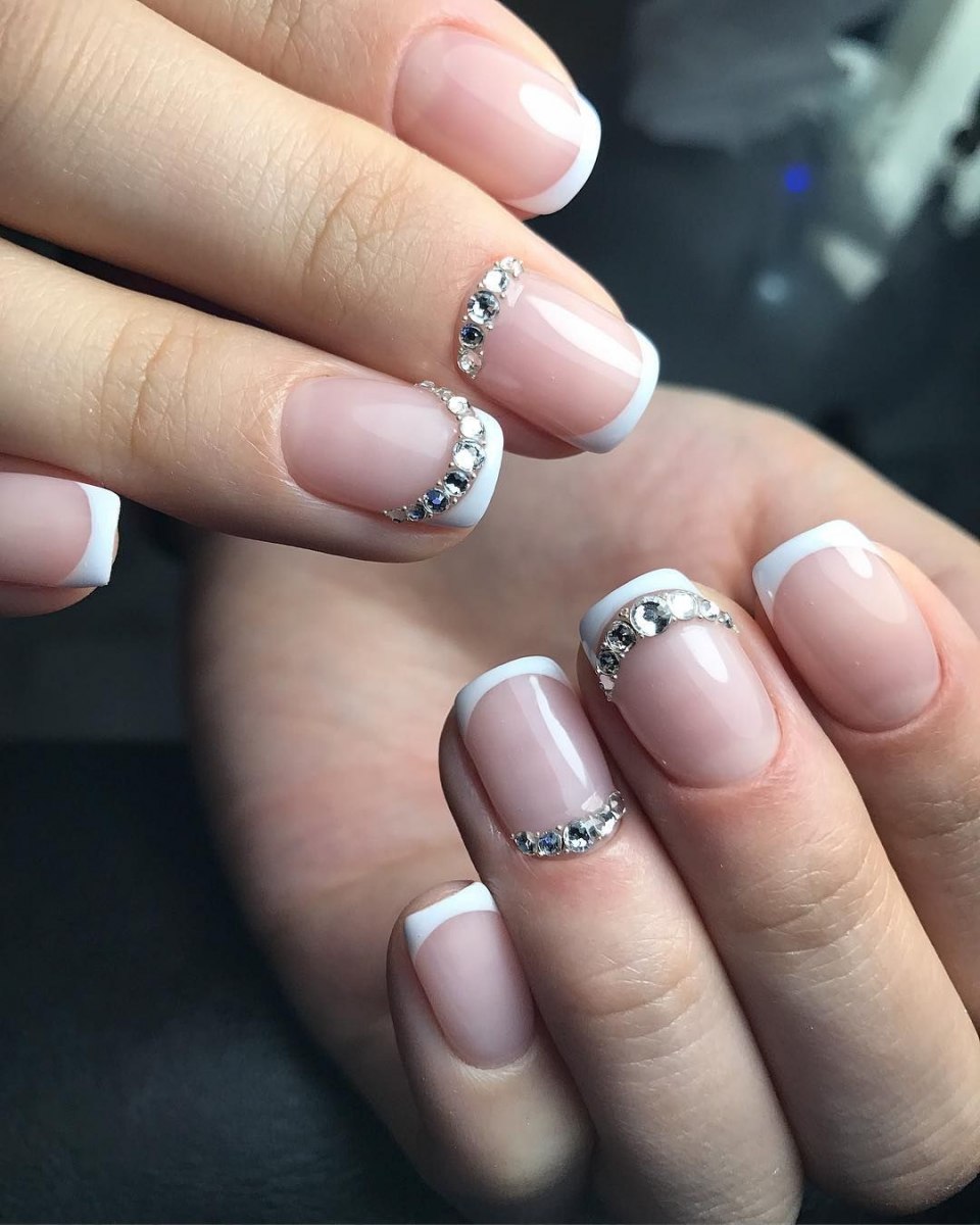 Стильный френч на короткие ногти