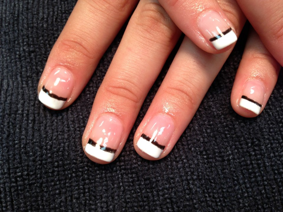 Французский маникюр с черными полосками