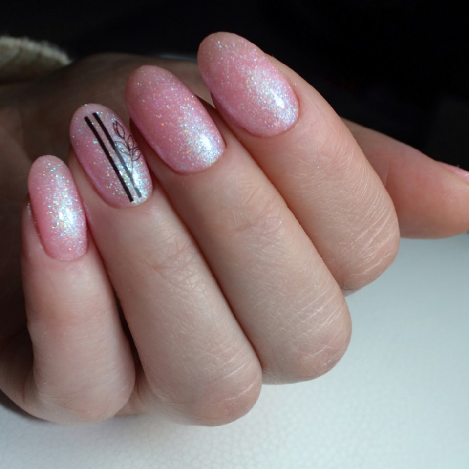 Нежный розовый маникюр с блестками
