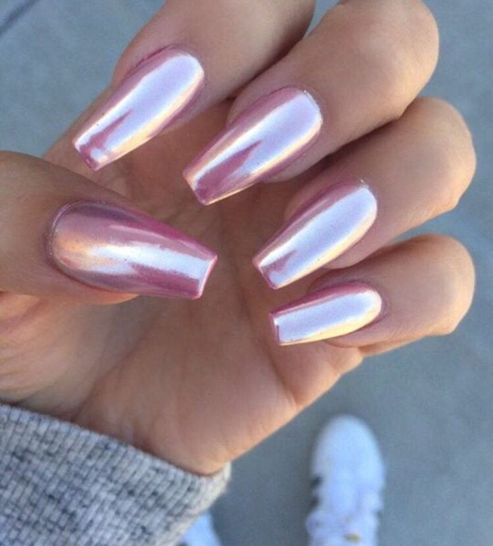 Маникюр розовая втирка