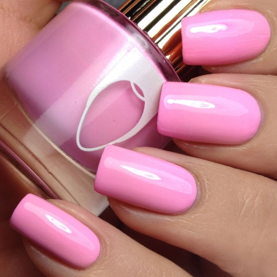 Длинный неоновый маникюр