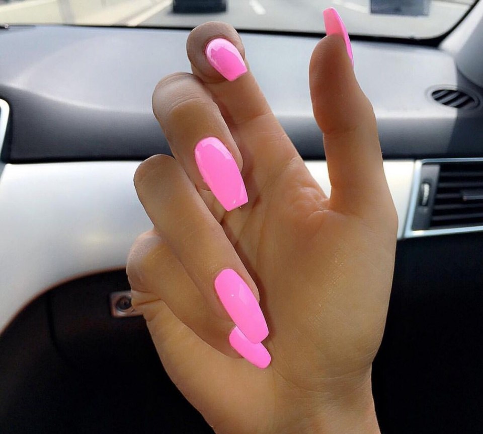 Розовые светоотражающие ногти