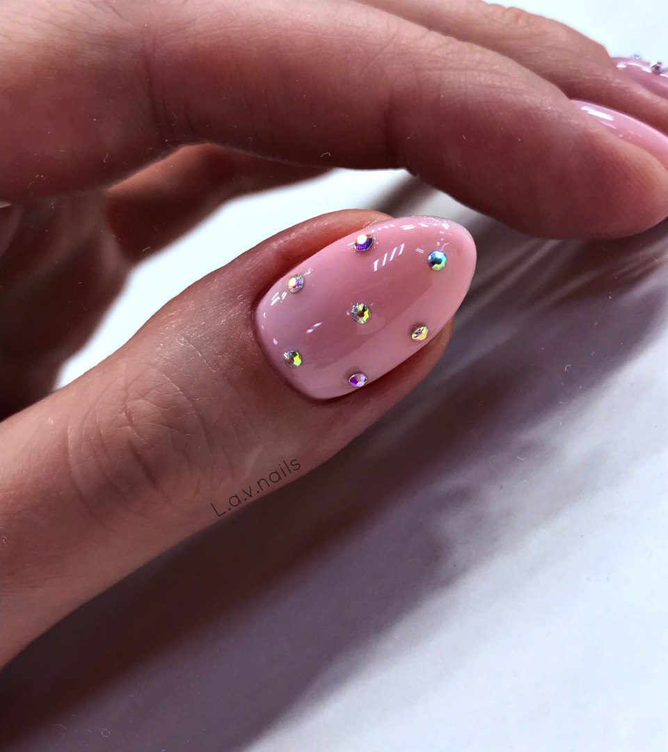 Маникюр со стразами 2021