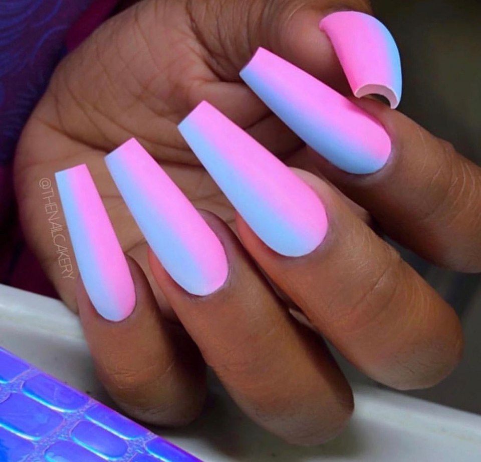 Неоновые розовые ногти