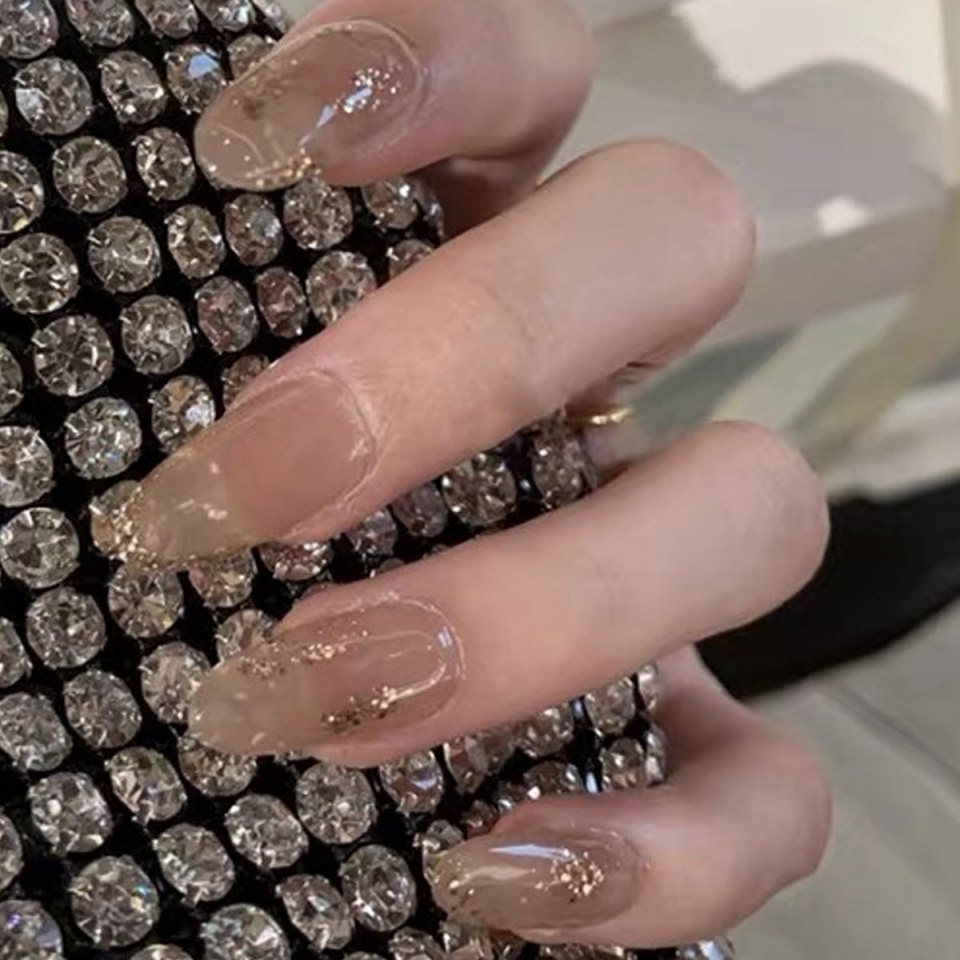 Бежевый глянцевый маникюр