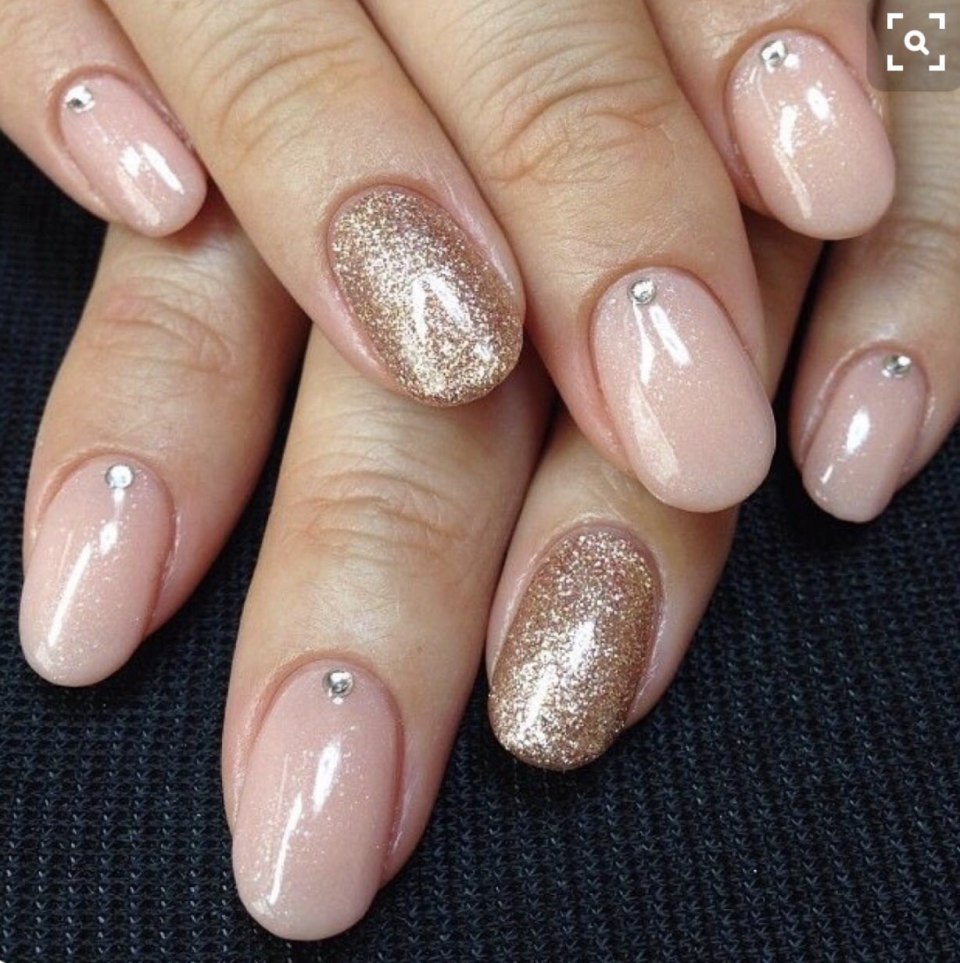 Ногти светлые с блестками