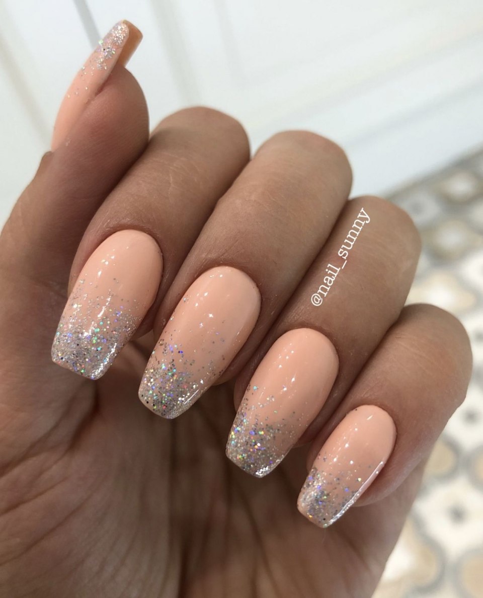 Нейтральный маникюр на коротких ногтях