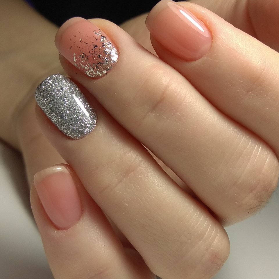 Естественный нюдовый маникюр