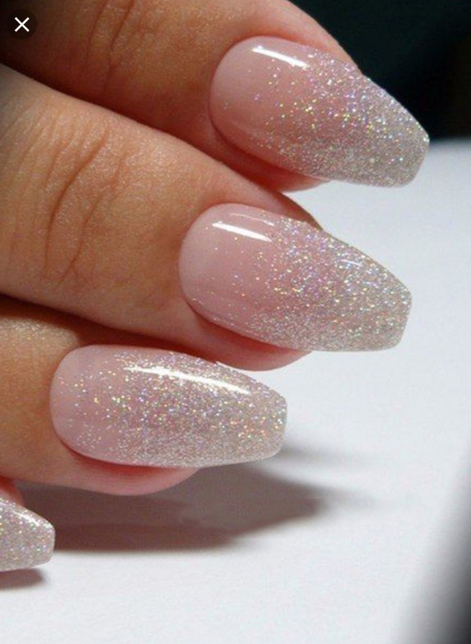Перламутровые ногти с блестками