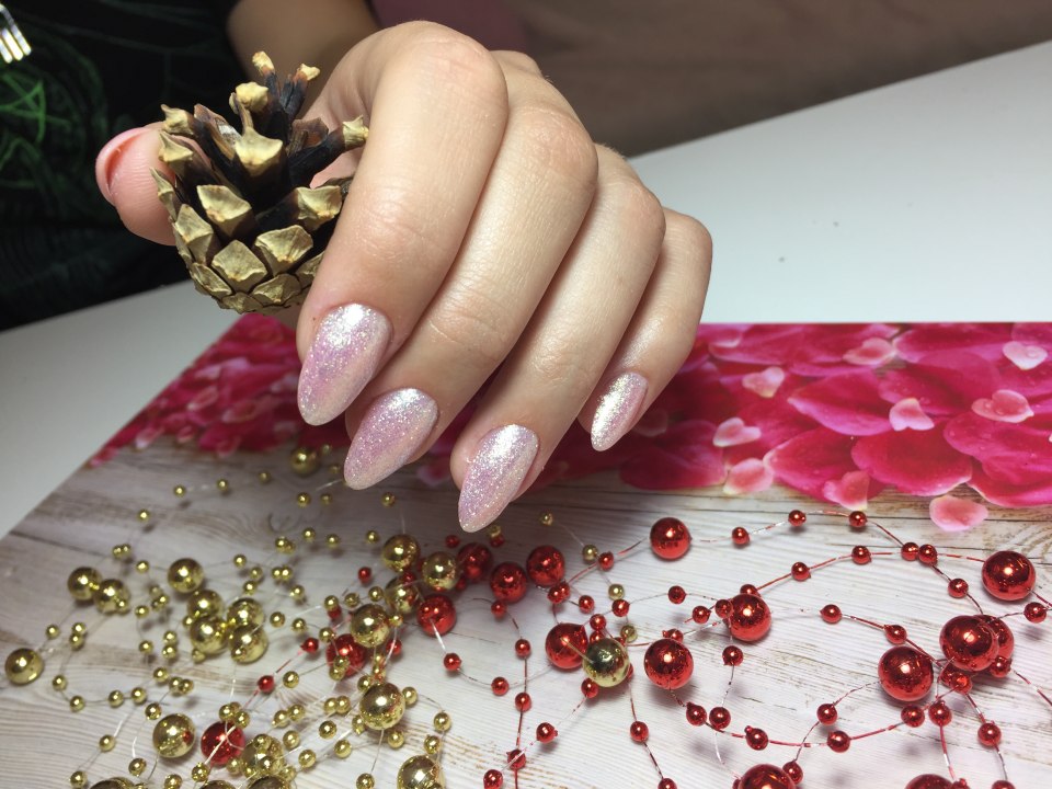 Миндалевидные ногти с блестками