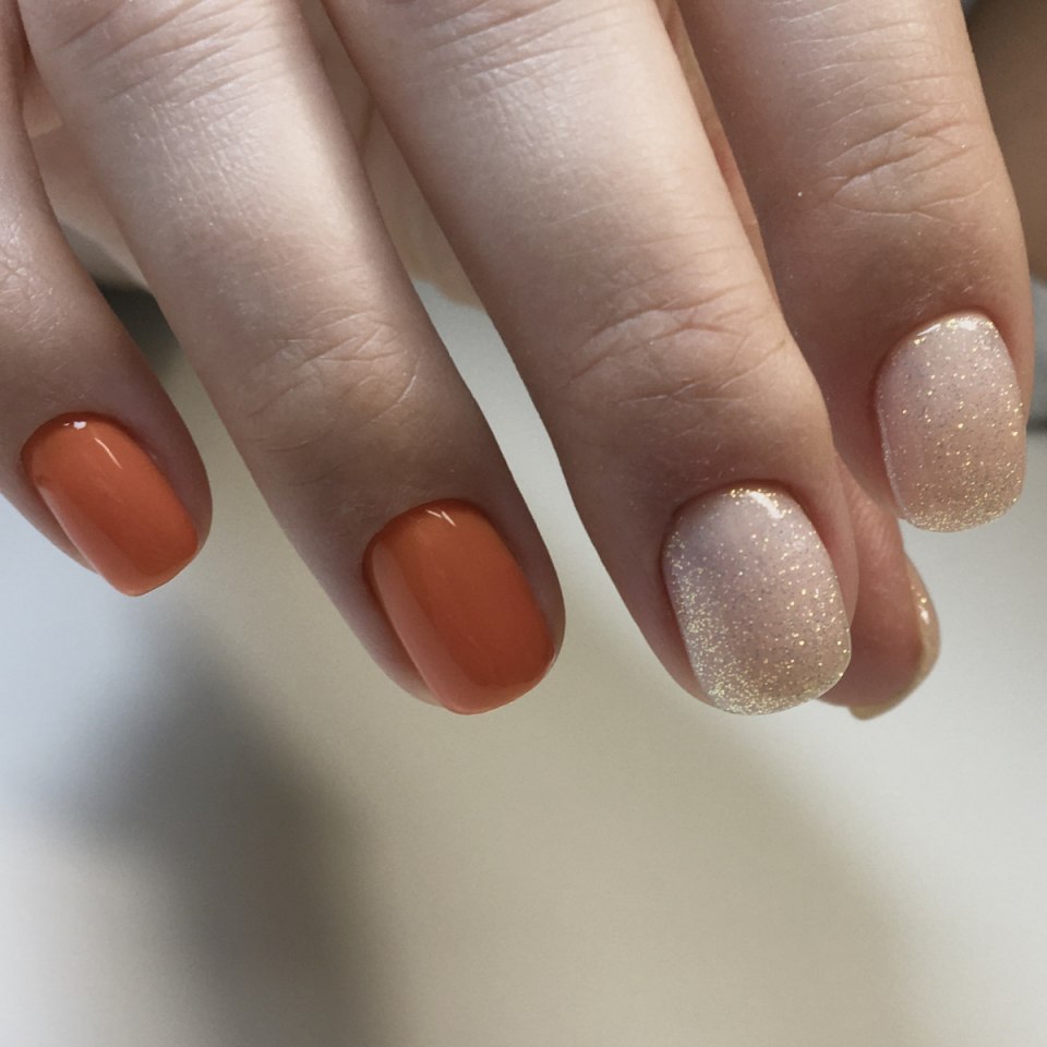 Молочный маникюр с блестками