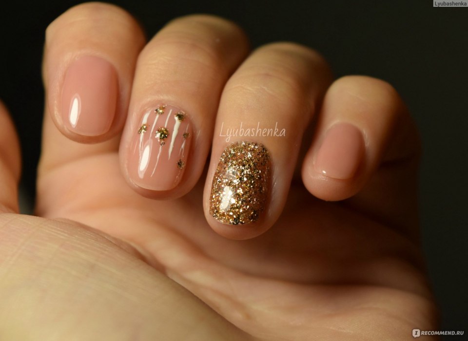 Бежевый маникюр со стразами