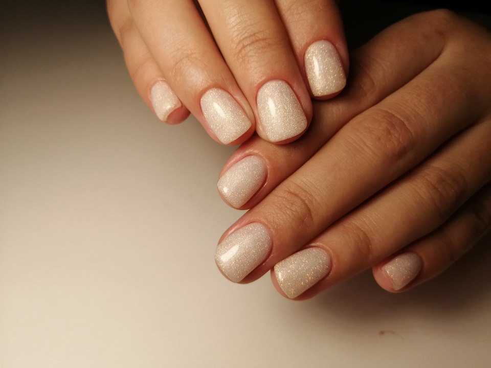Прозрачный нюдовый маникюр с блестками для ногтей