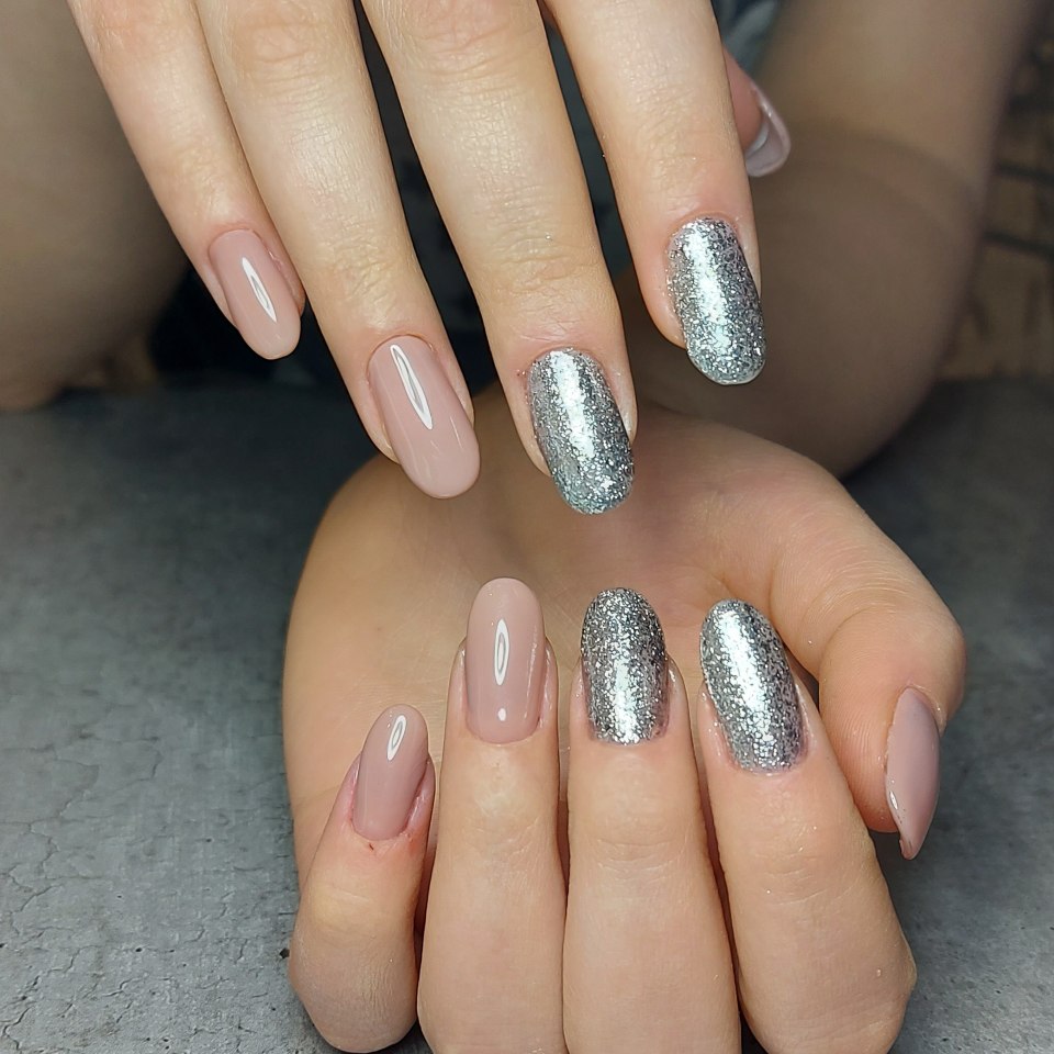 Белый маникюр с блестками на кончиках