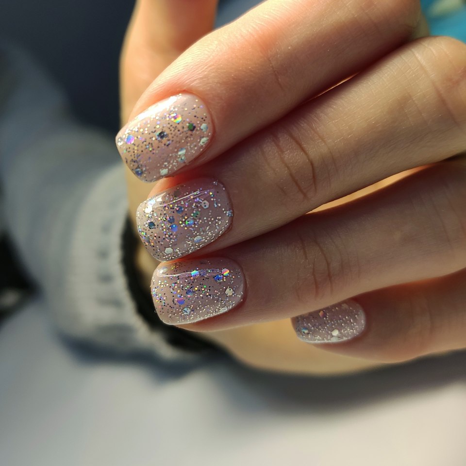 Маникюр нюд с блестками