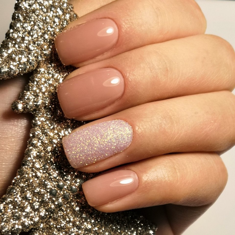 Ногти бежевые с блестками