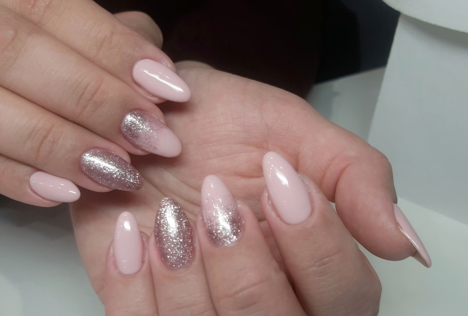Маникюр бежевый с блеском