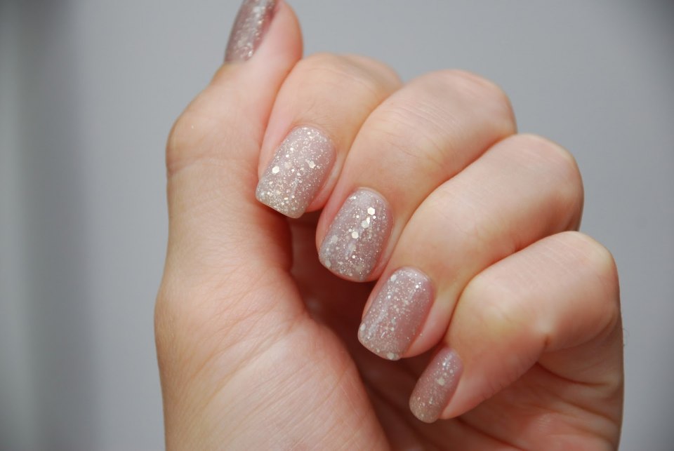 Ногти однотонные с блестками