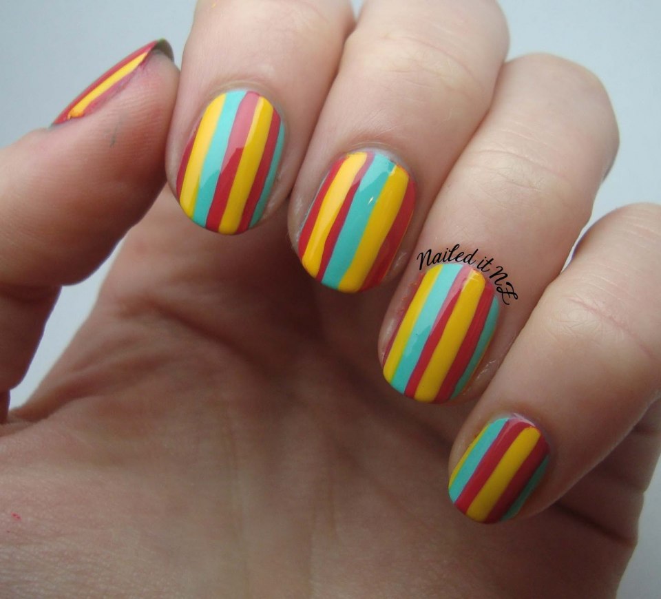 Ногти с разноцветными полосками