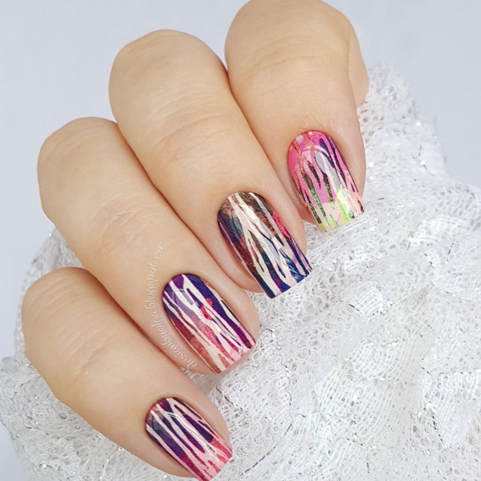 Маникюр с разноцветными полосками