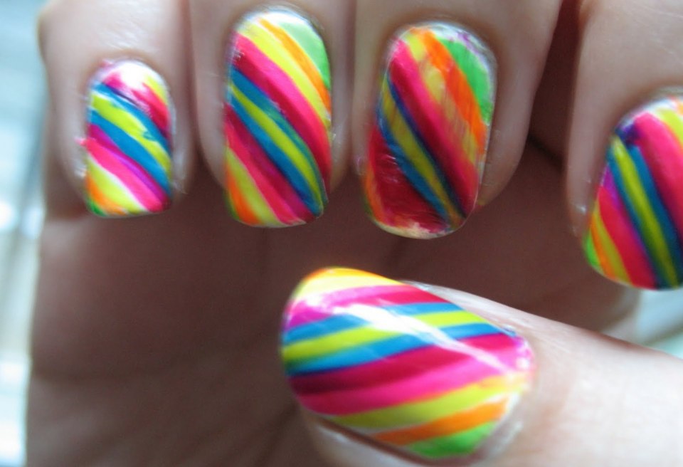 Маникюр с цветными полосками