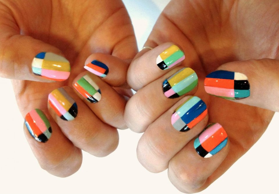 Маникюр на короткие ногти с разноцветными полосками