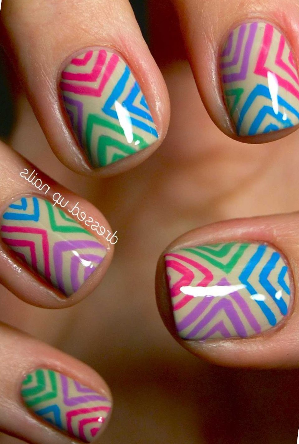 Полосатый маникюр яркий