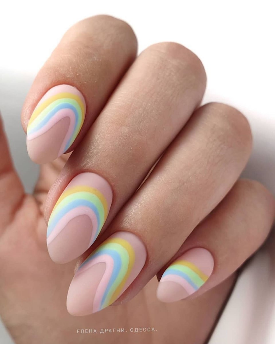 Маникюр с разноцветными полосками