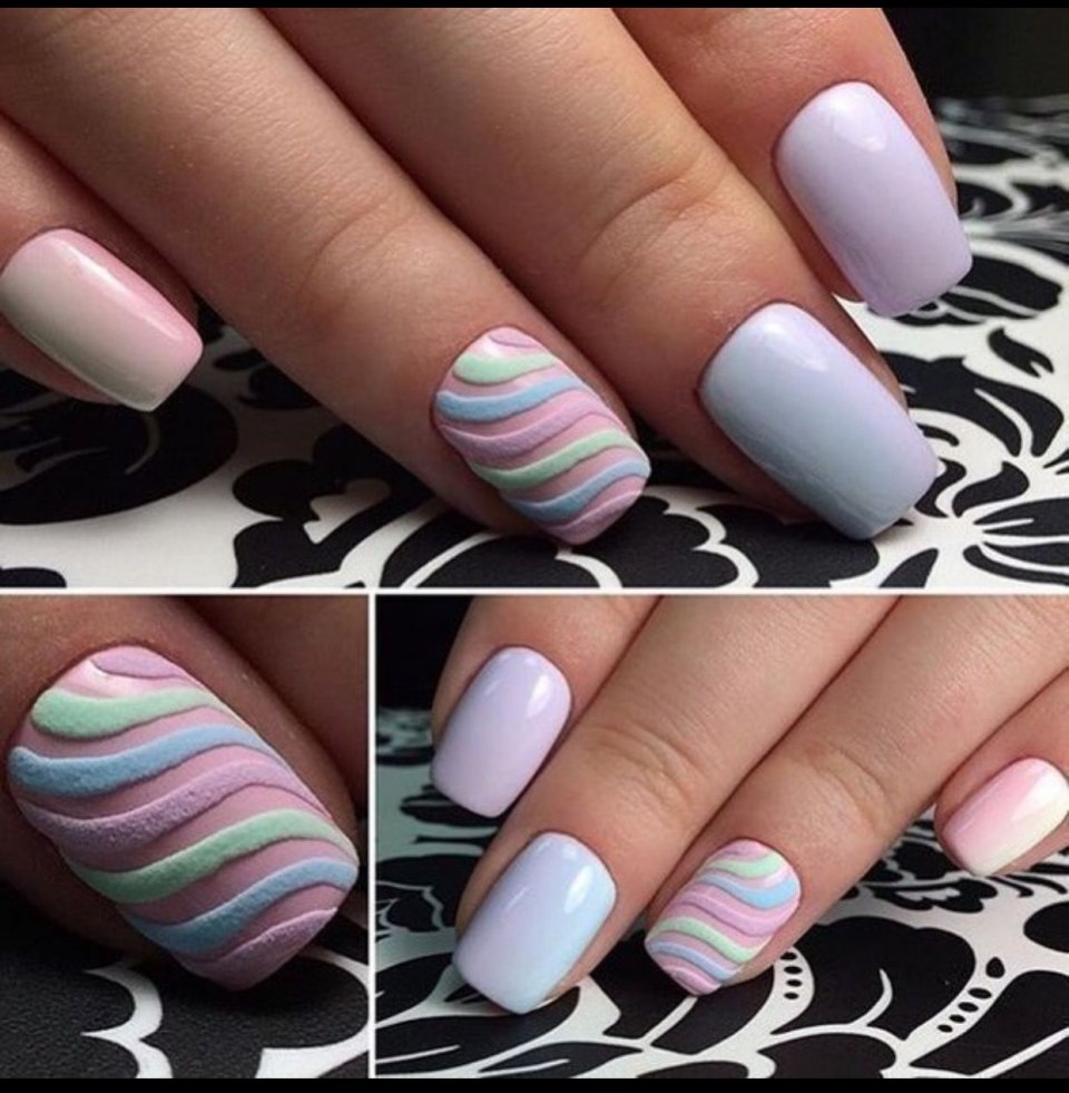 Маникюр полосатый в пастельных тонах