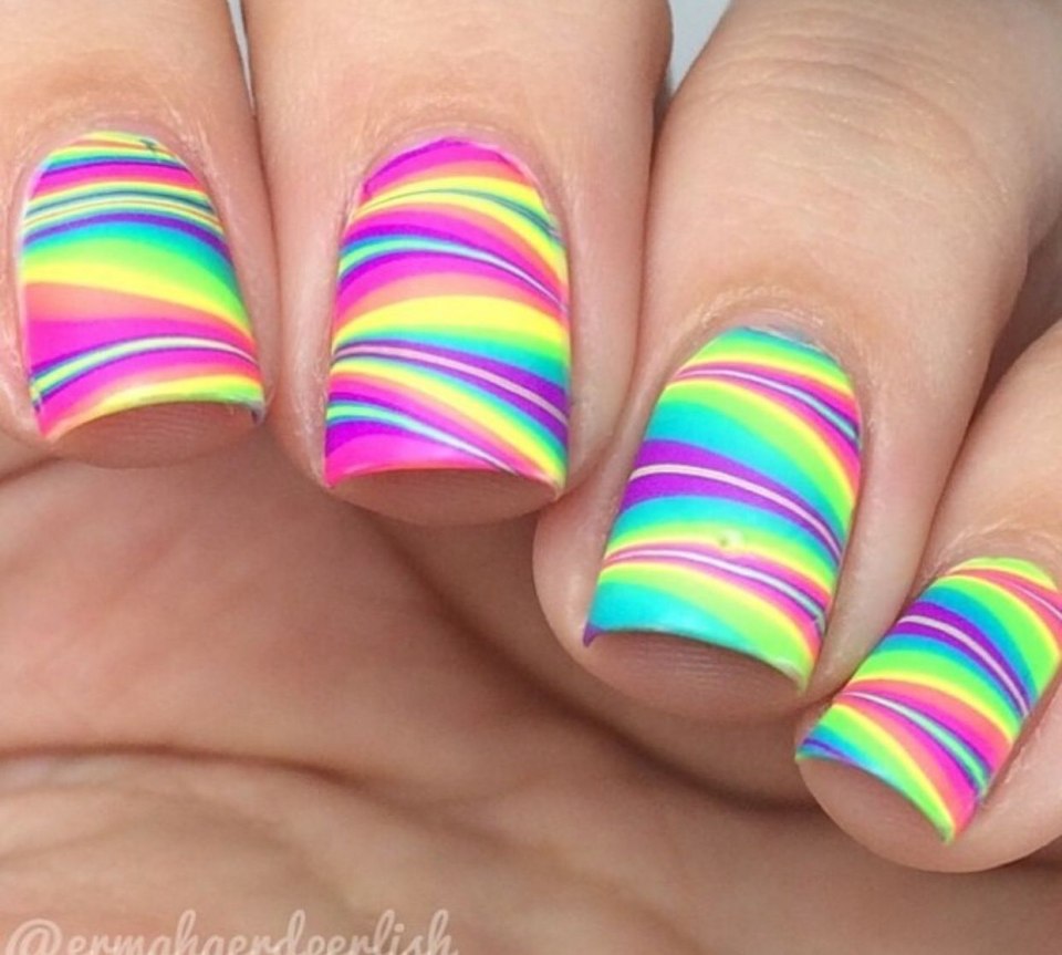 Ногти с разноцветными полосками