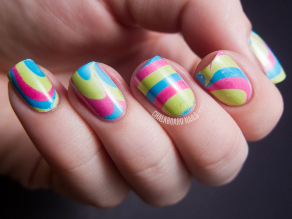 Маникюр с яркими полосками