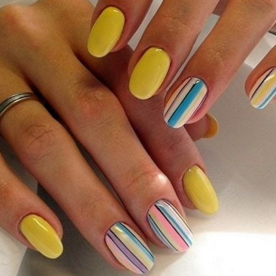 Маникюр с яркими полосками