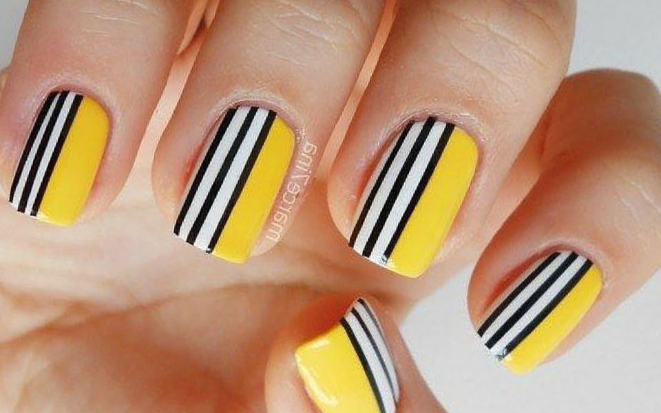 Красивый маникюр с полосками