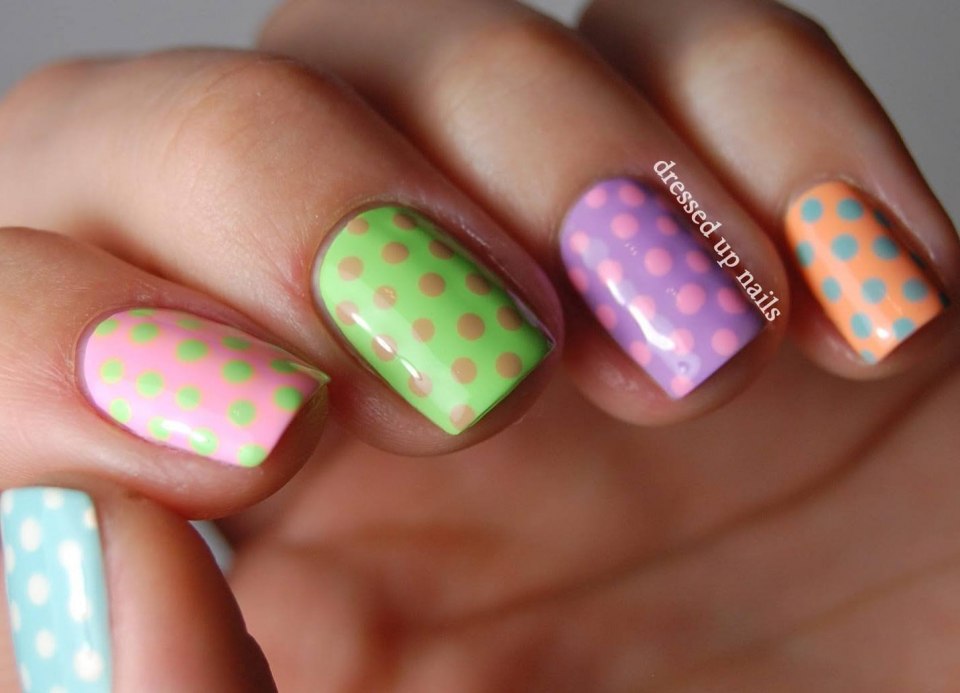 Маникюр летний с цветной полоской