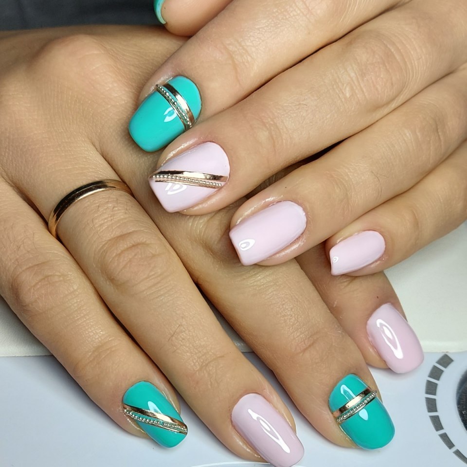 Короткие ногти с полосками зеленый